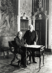 94575 Afbeelding van de architect P.J.H. Cuypers (links) met Luiten, rentmeester van kasteel De Haar, zittend aan een ...